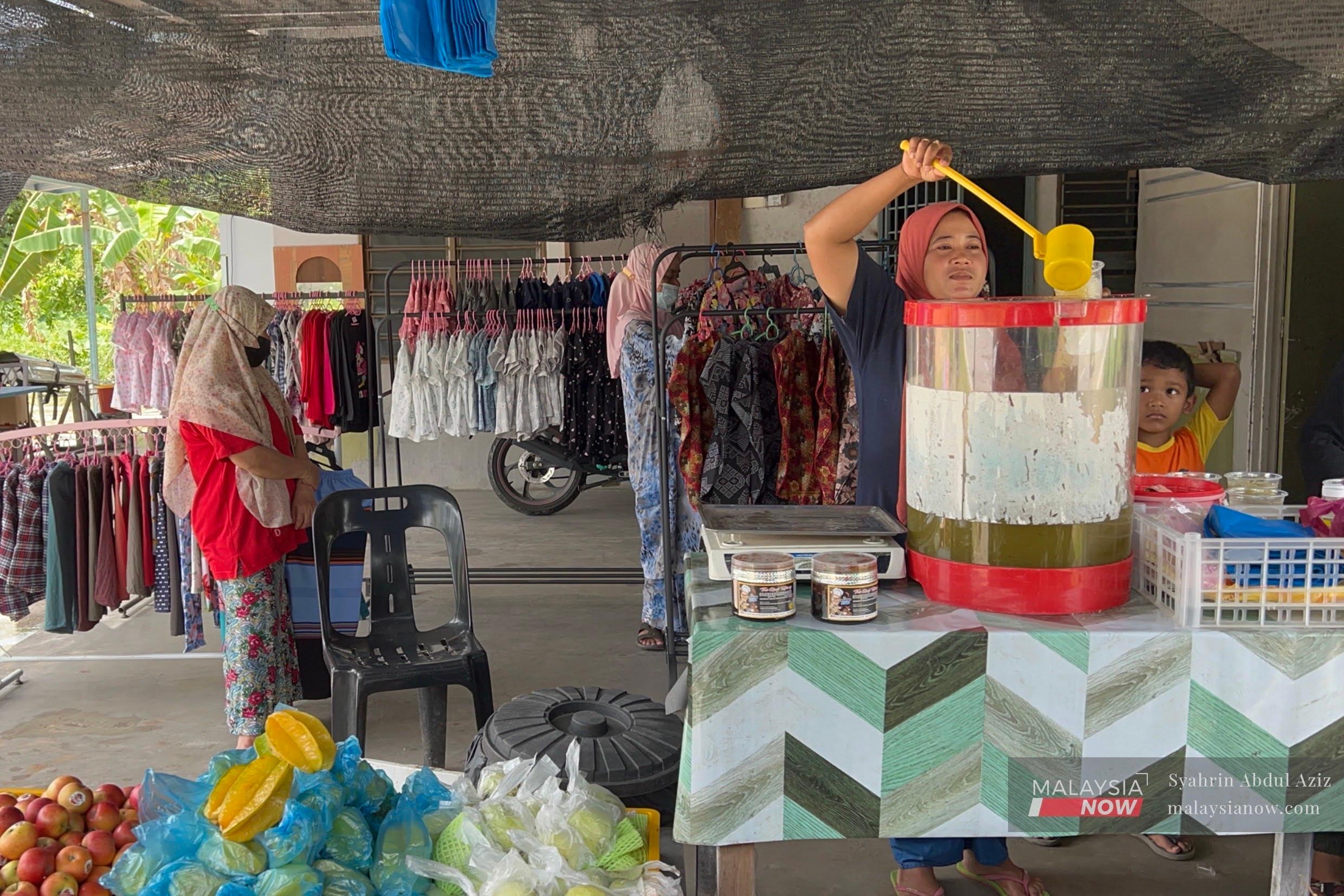 Penjual air tebu sedang membungkus jualan untuk pelanggan. Aktiviti perniagaan mulai aktif selepas kelonggaran diberikan kepada peniaga kecil untuk jalankan aktiviti perniagaan dalam tempoh hingga tengah malam.