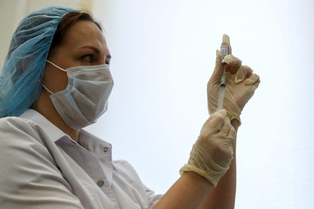 A Russian medical worker prepares a shot of Russia's Sputnik V coronavirus vaccine in Moscow, Russia, Dec 5, 2020. WHO said in July its review of how Russia produces the Sputnik V vaccine had found some issues with the filling of vials at one plant which has been addressed according to the manufacturer. Photo: AP