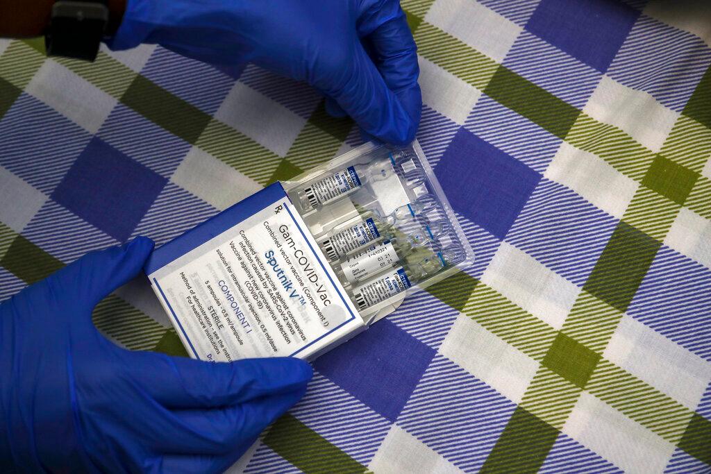 Petugas kesihatan menyiapkan vaksin Sputnik V untuk diberikan kepada penerima. Gambar: AP