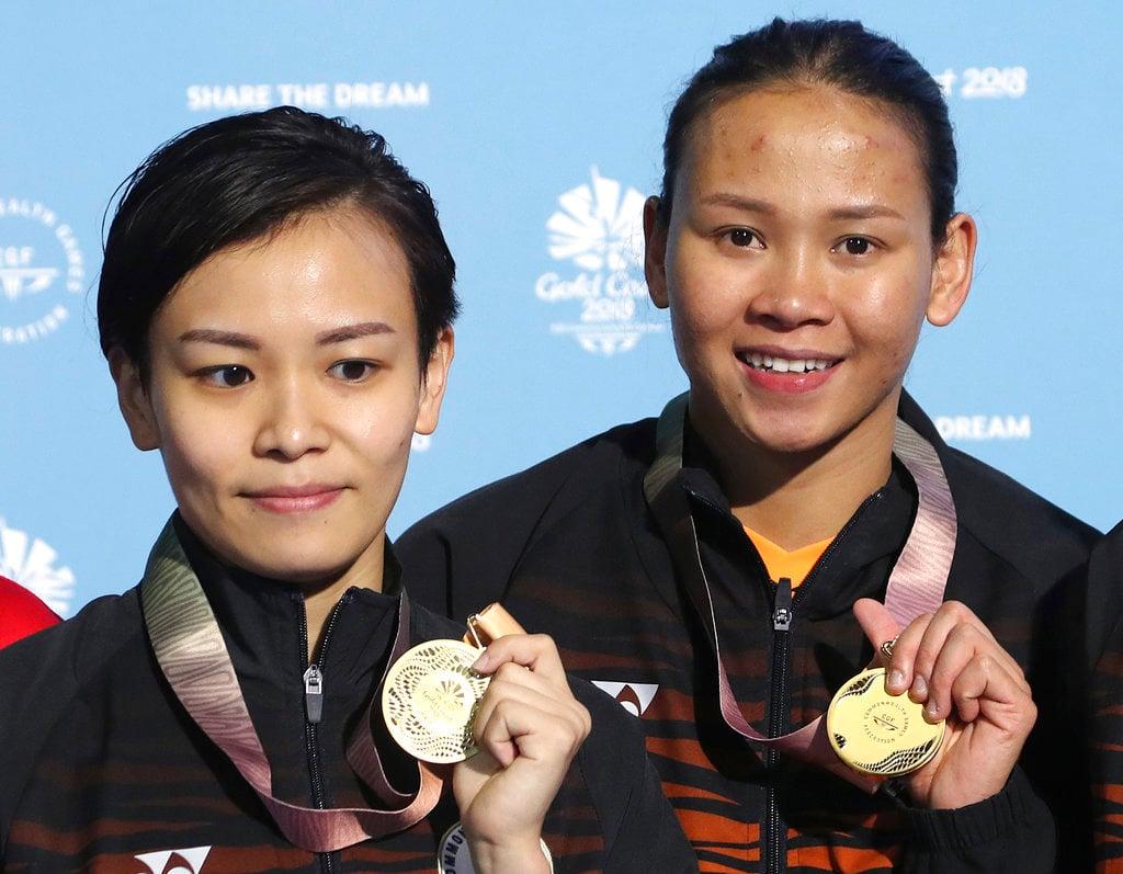 Jun Hoong Cheong, (kiri) dan Pandelela Rinong menunjukkan pingat emas yang dimenangi ketika Sukan Komanwel Australia pada 2018. Gambar: AP
