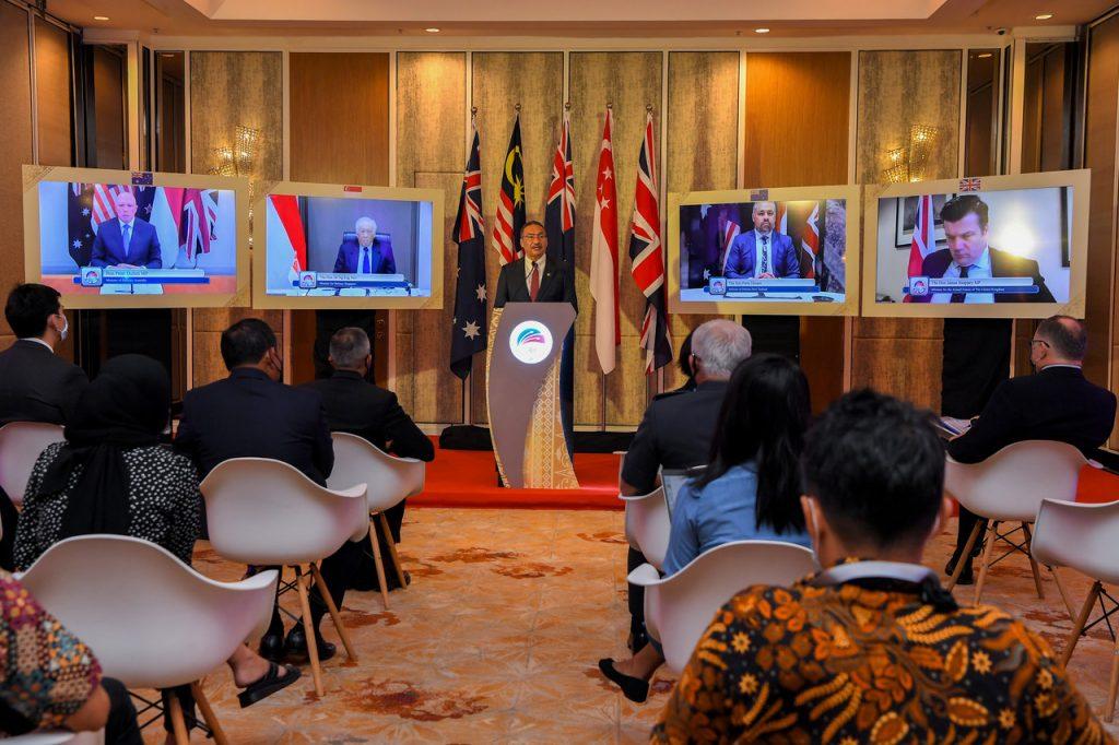 Menteri Pertahanan Hishammuddin Hussein bersama empat rakan sejawatnya; Peter Dutton, Ng Eng Hen, Penni Henare dan Jammes Heapey ketika mesyuarat FDMM ke-11 semalam.