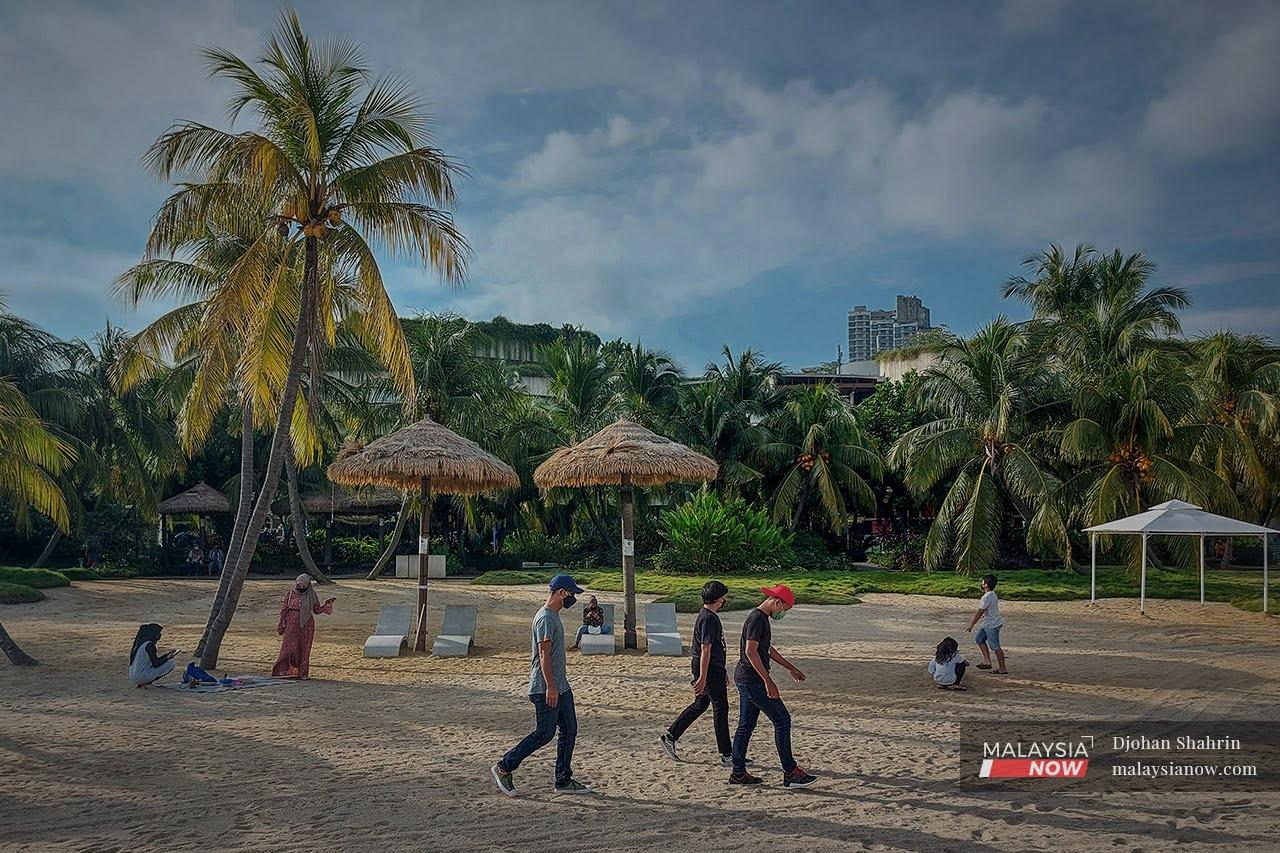Beberapa pengunjung sedang berjalan di persisiran pantai Forest City di Gelang Patah, Johor. Johor dan Terengganu bakal memasuki Fasa 4 PPN Isnin depan.