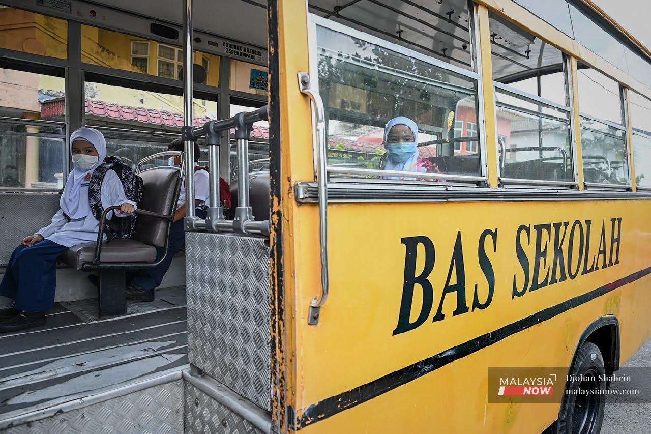 Beberapa murid menaiki bas ke sekolah. Johor akan memulakan operasi sekolah mengikut ketetapan Fasa Empat PPN November depan.