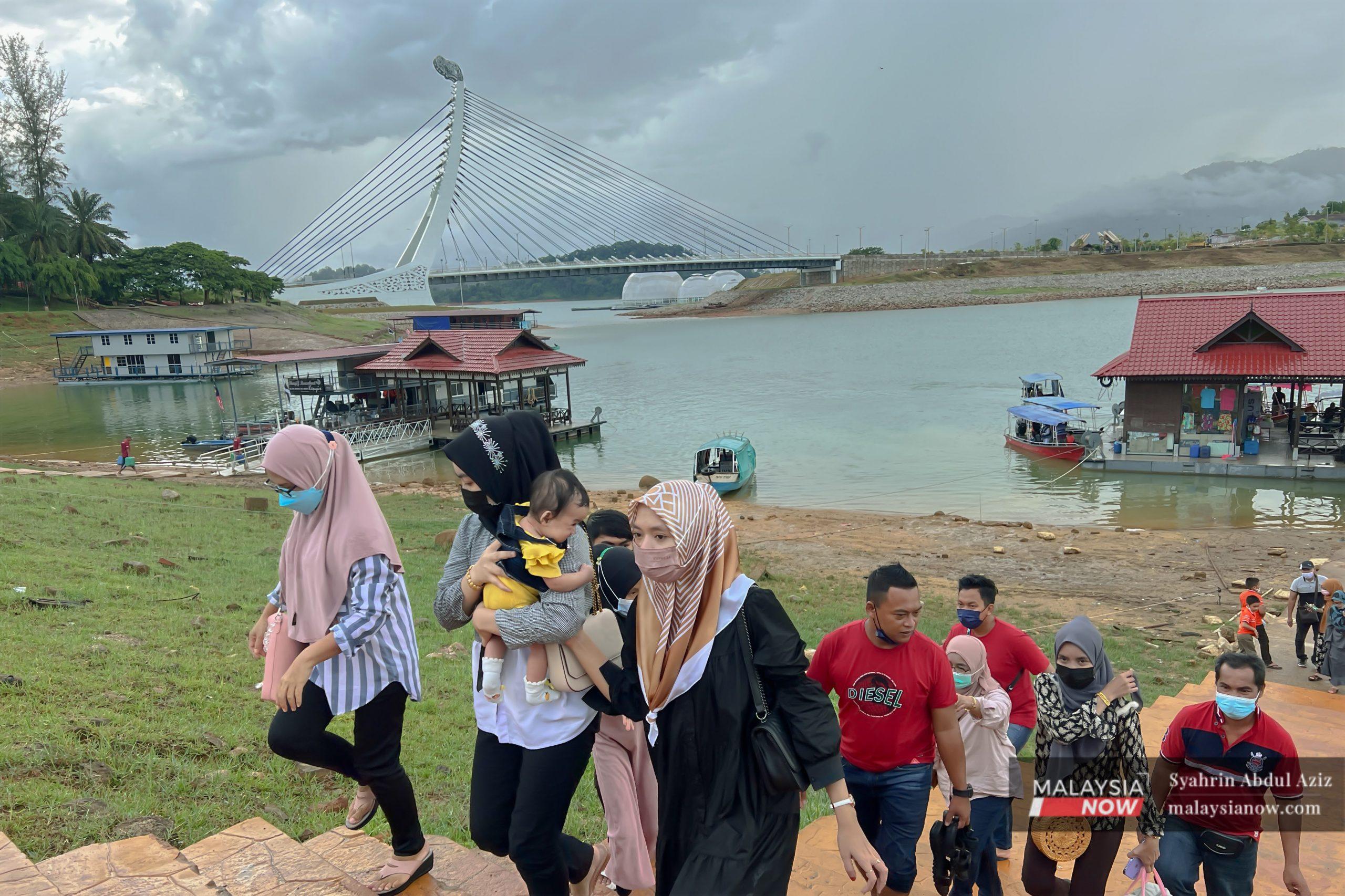 Pengunjung melawat Tasir Kenyir di Terengganu selepas kelonggaran diberikan kepada mereka yang lengkap divaksinasi di bawah Pelan Pemulihan Negara.