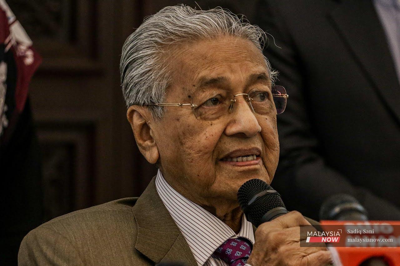 Bekas perdana menteri Dr Mahathir Mohamad bercakap pada sidang media di Kuala Lumpur hari ini.