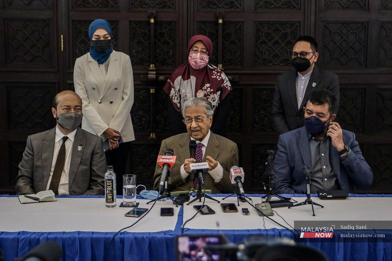 Dr Mahathir Mohamad bersama pimpinan Pejuang ketika sidang media di Kuala Lumpur hari ini.