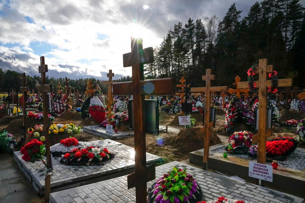 Graves and crosses are seen at the Yastrebkovskoe cemetery, which serves as one of the burial grounds for those who died of Covid-19, outside Moscow, Russia, Oct 22. Photo: AP