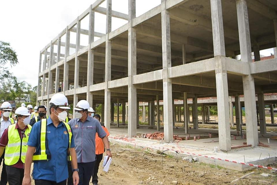 Menteri Pendidikan Radzi Jidin melawat kawasan sekolah yang sedang ditambah baik di Sarawak. Gambar: Facebook