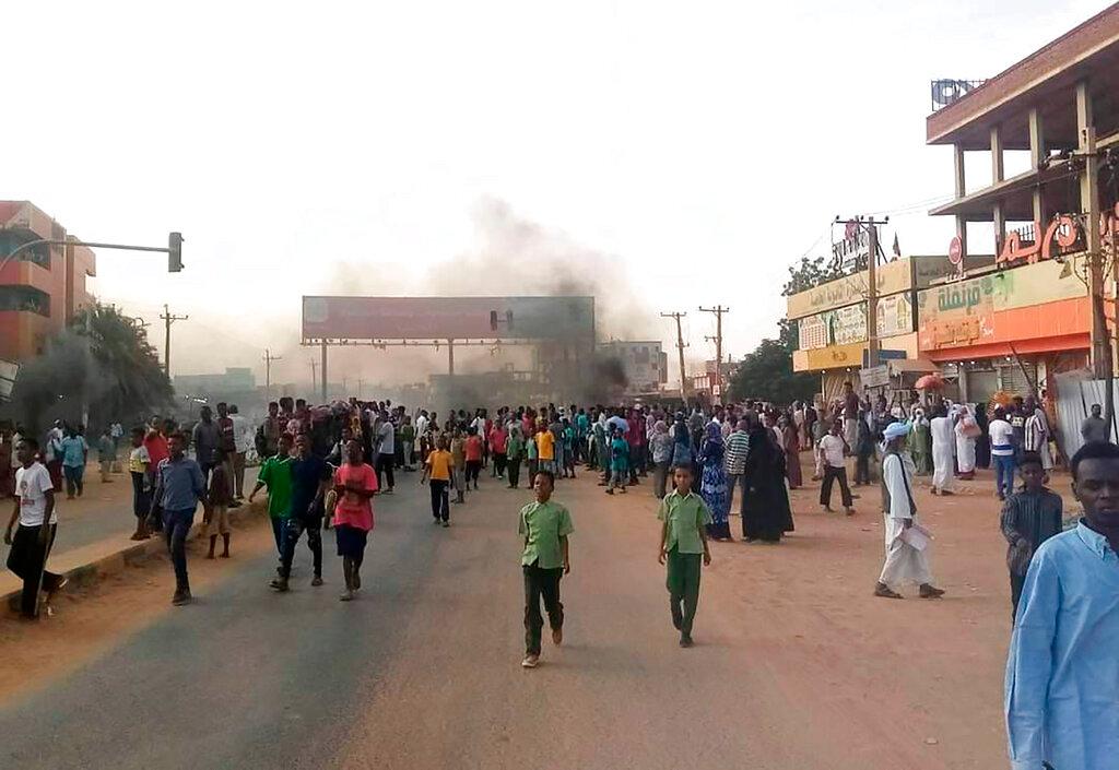 Rakyat Sudan keluar ke jalan raya selepas kudeta tentera menggulingkan kerajaan peralihan yang memerintah selepas kejatuhan Omar Al-Bashir dua tahun lalu. Gambar; AP