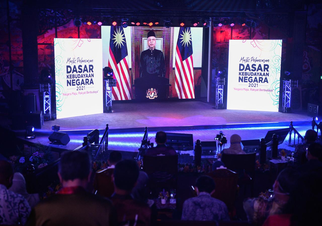 Perdana Menteri Ismail Sabri Yaakob menyampaikan ucapan perasmian secara maya sempena Majlis Pelancaran Dasar Kebudayaan Negara (Daken) di Panggung Sari Kompleks Kraf semalam. Gambar: Bernama