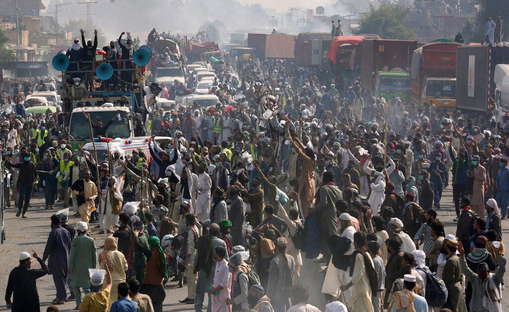 Supporters of Tehreek-e-Labiak Pakistan, a radical Islamist party, take part in a protest march toward Islamabad, on a highway in the town of Sadhuke, in eastern Pakistan, Oct 27. Photo: AP