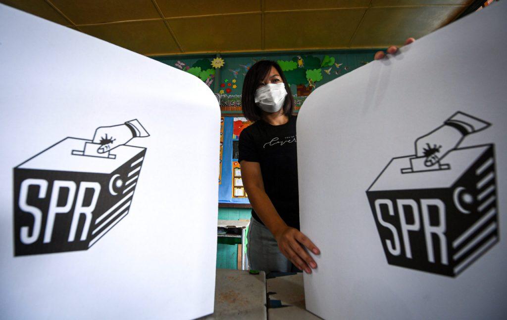 PRN Melaka terpaksa diadakan selepas empat ahli Dewan Undangan Negeri kerajaan menarik kembali sokongan terhadap ketua menteri. Namun kebimbangan jangkitan virus melonjak meningkat jika ia diadakan.