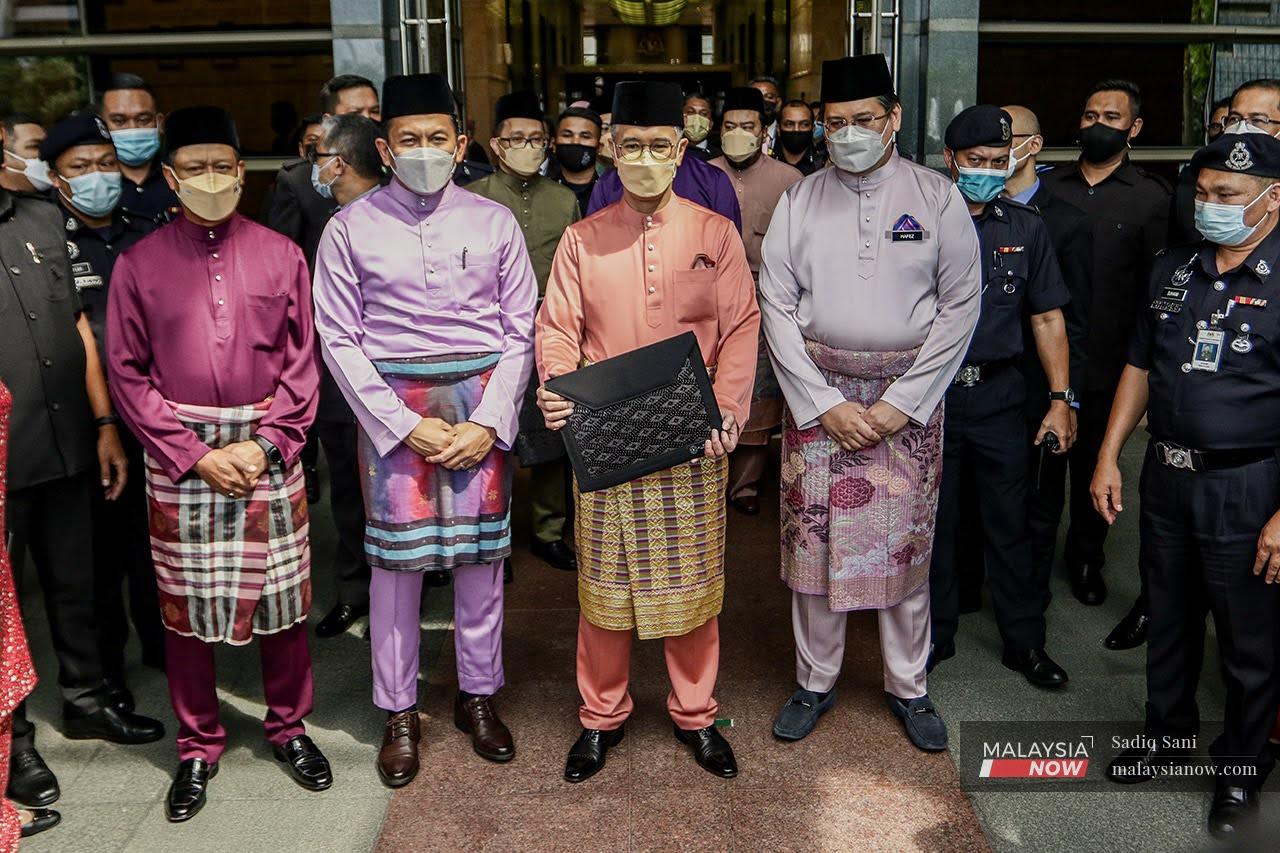 Menteri Kewangan Tengku Zafrul Aziz di Putrajaya sebelum berangkat ke Dewan Rakyat.