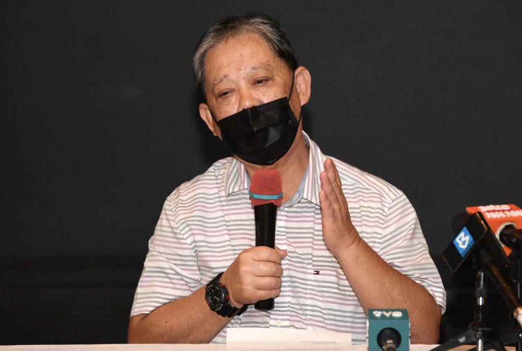 Ahli Parlimen Lahad Datu Mohamaddin Ketapi pada sidang media pengumuman beliau keluar parti di Kota Kinabalu hari ini. Gambar: Bernama