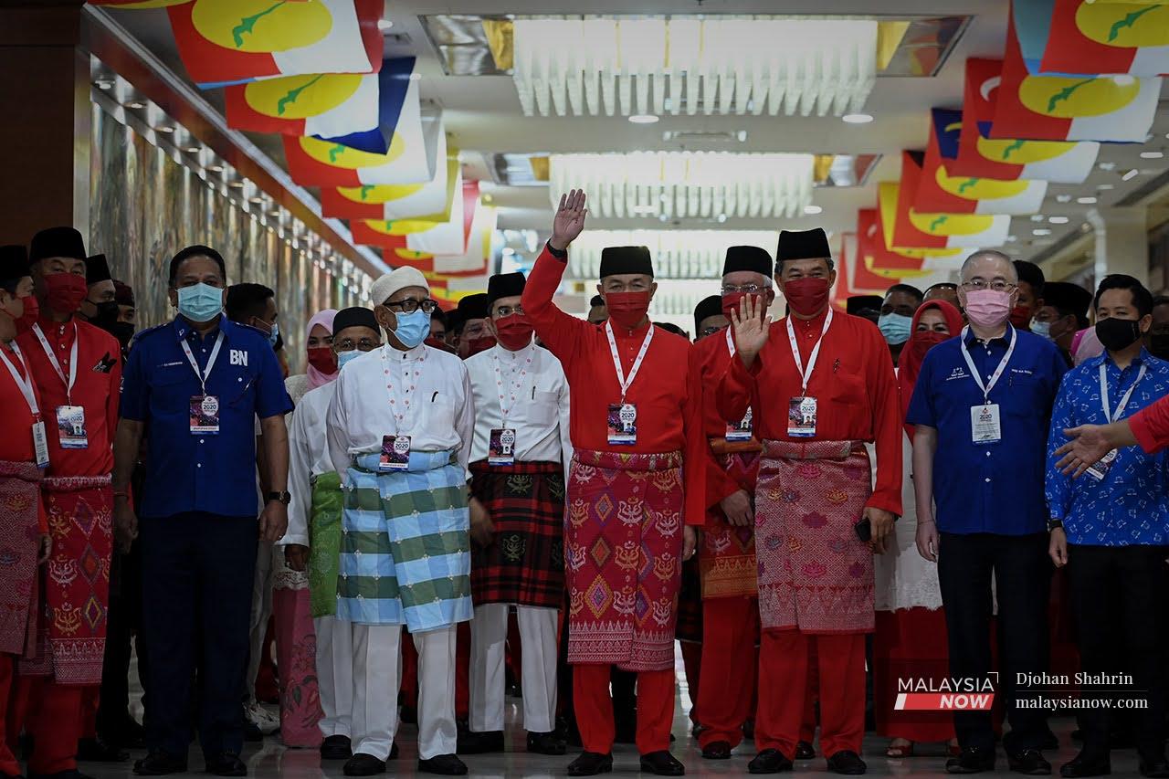 PAS president Abdul Hadi Awang (fourth from left) with Umno president Ahmad Zahid Hamidi (centre) and other Barisan Nasional leaders at Umno's general assembly in March this year, at which Zahid announced that his party would cut ties with Bersatu.