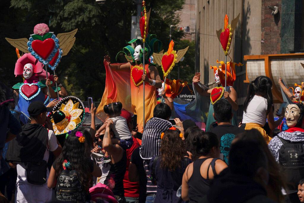 People look at the parade during Day of the Dead festivities in Mexico City, Sunday, Oct 31. Photo: AP