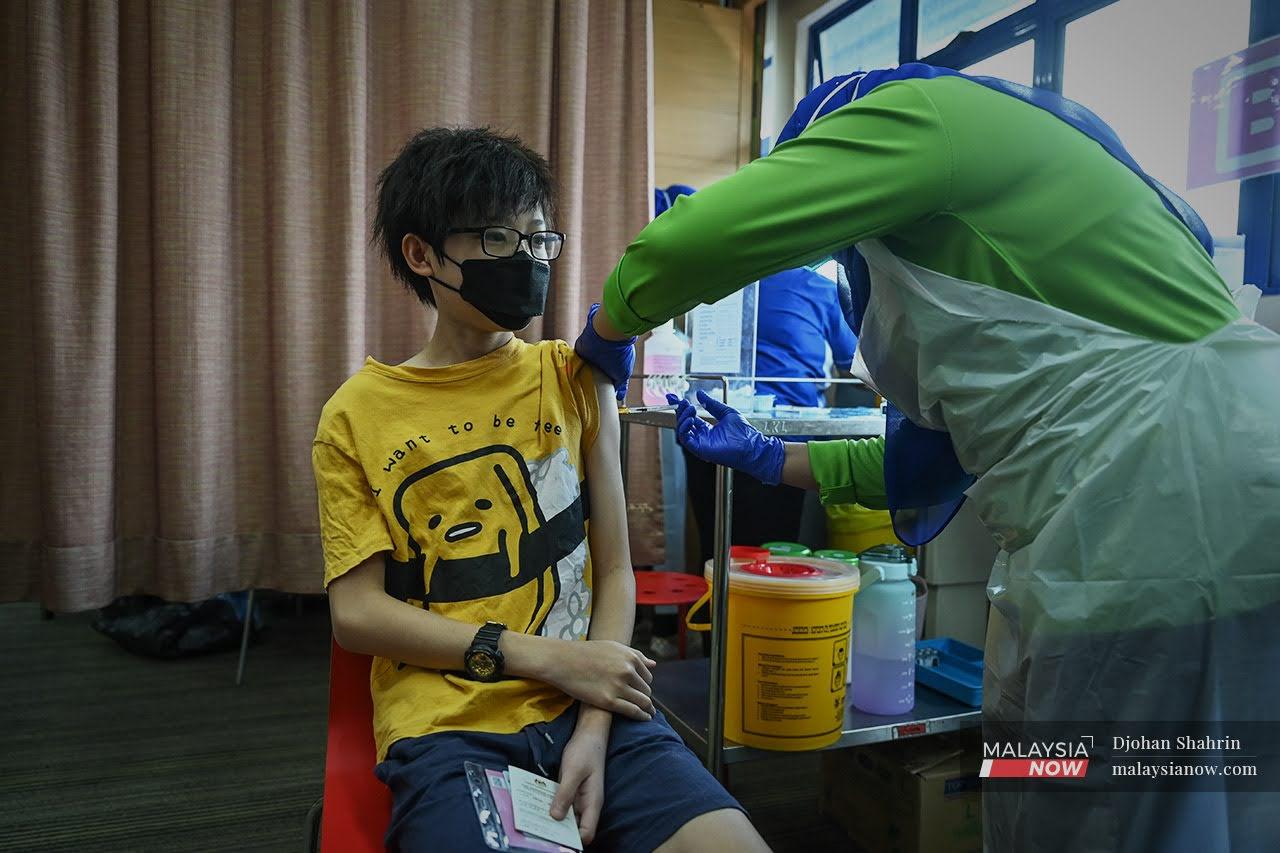 Petugas kesihatan memberi suntikan vaksin Pfizer Bio-NTech kepada seorang remaja berusia 14 tahun ketika menghadiri temujanji Program Imunisasi Covid-19 Kebangsaan (PICK) di PPV KPJ Tawakkal, Jalan Pahang.
