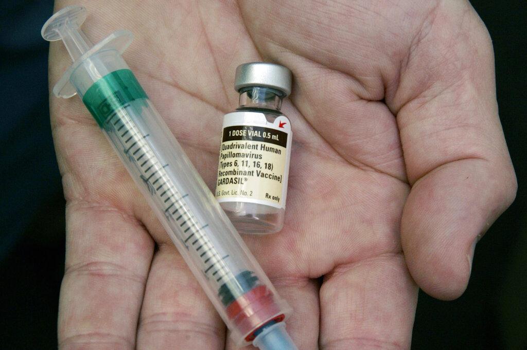 Petugas kesihatan menunjukkan vaksin virus papilloma manusia (HPV), Gardasil. Gambar: AP