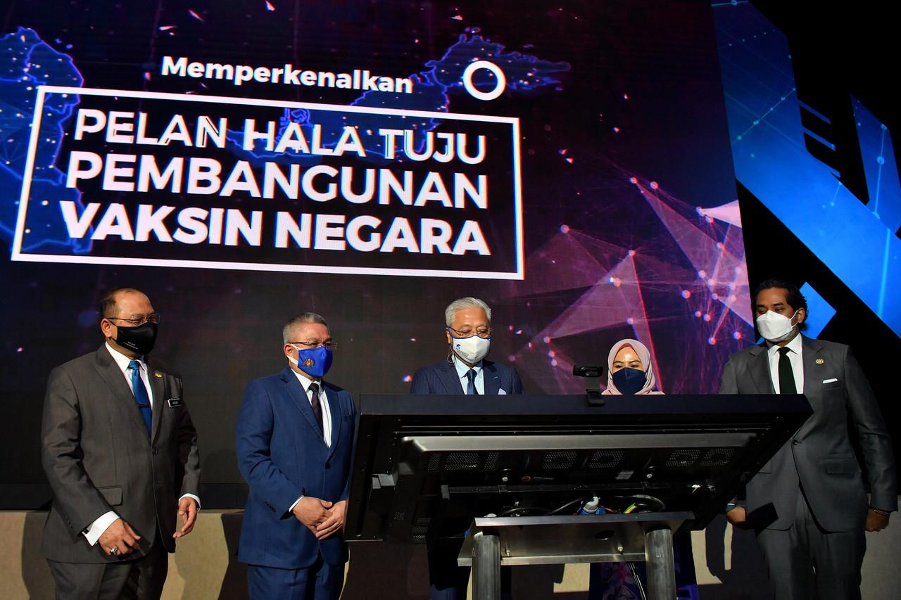 Perdana Menteri Ismail Sabri Yaakob menyempurnakan gimik Majlis Pelancaran Pelan Hala Tuju Pembangunan Vaksin Negara dan Institut Genom dan Vaksin Malaysia di Institut Genom Malaysia hari ini. Gambar:  Bernama