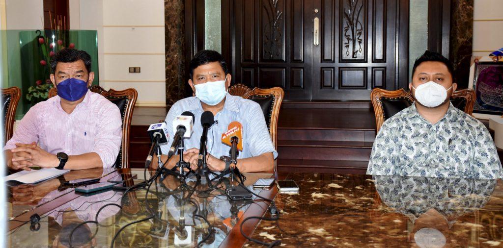 Ketua Umno Bahagian Tangga Batu Mohamad Ali Mohamad (tengah) bercakap dalam sidang media hari ini. Gambar: Bernama