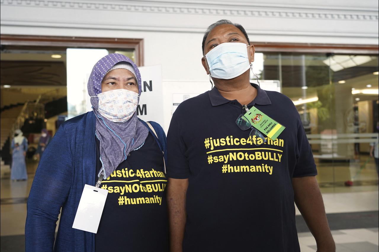 Zulfarhan Osman's parents, Zulkarnain Idris and Zulkarnain Idris, at the Kuala Lumpur court complex today. Photo: Bernama