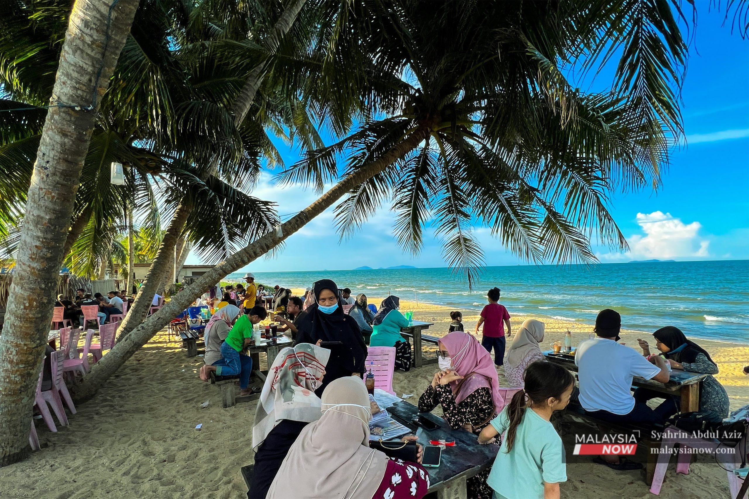 Orang ramai berkelah di Pantai Penarik, Terengganu.