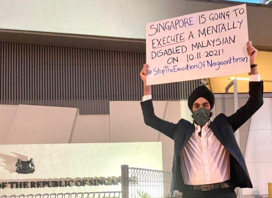 Peguam Mahajoth Singh mengangkat plakad di Suruhanjaya Tinggi Singapura, Kuala Lumpur sebagai tanda protes terhadap hukuman ke atas Nagaenthran.