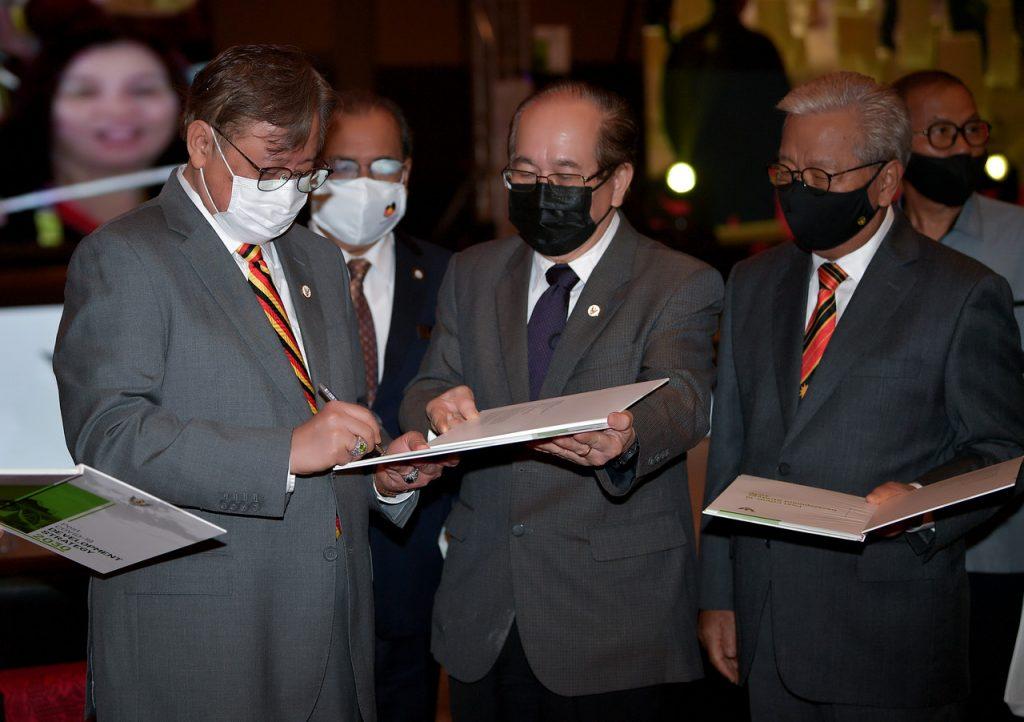 Timbalan Ketua Menteri Sarawak James Jemut Masing (kanan) bersama Amar Douglas Unggah Embas (kedua dari kanan) dan Ketua Menteri Abang Johari Openg di majlis pelancaran Strategi Pembangunan Pasca Covid-19 di Kuching pada 22 Julai lalu. Gambar: Bernama