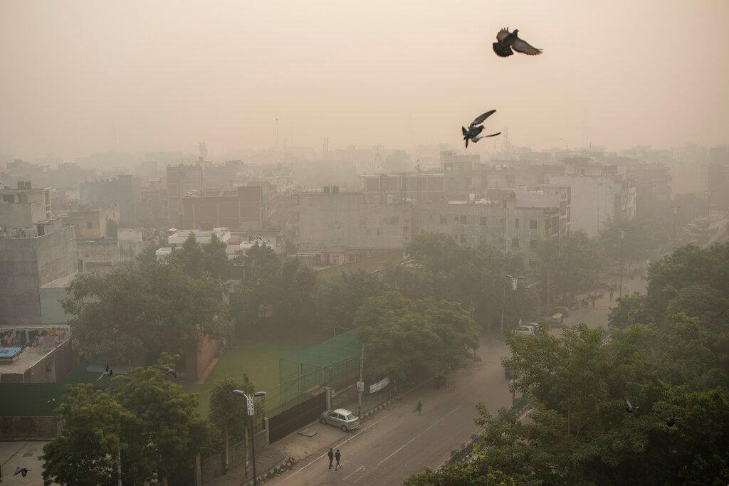 Morning haze envelops the skyline in New Delhi, India, Nov 5. Air quality fell to hazardous levels with tens of thousands of people setting off massive firecrackers to celebrate the Hindu festival of Deepavali on Thursday night. Photo: AP