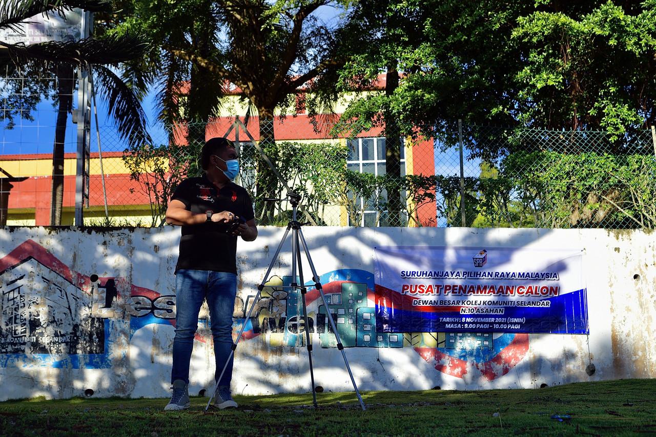 A member of the media waits at a nomination centre in Melaka today. Photo: Bernama