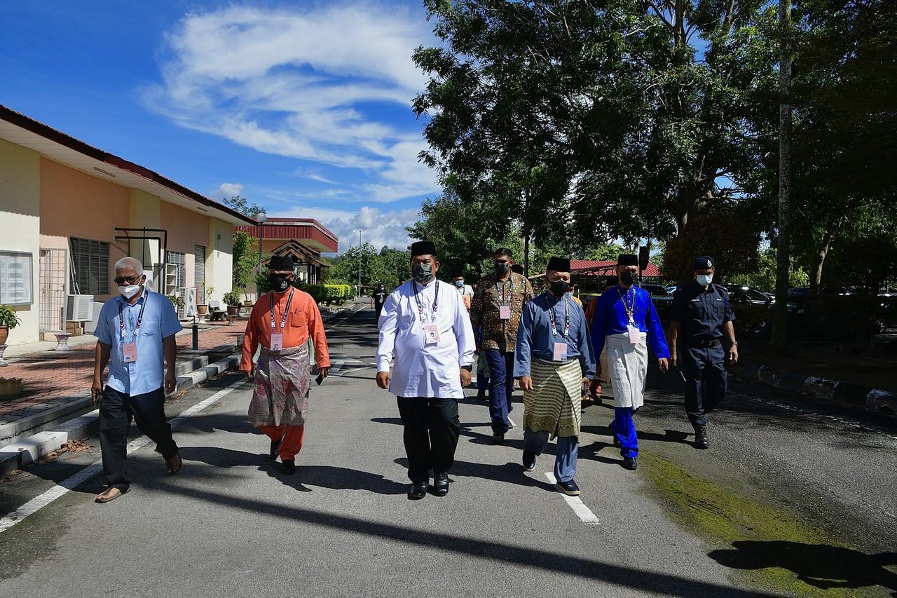 The candidates for the Asahan state seat in the Melaka election head to the nomination centre in Jasin, Melaka, today. Photo: Bernama