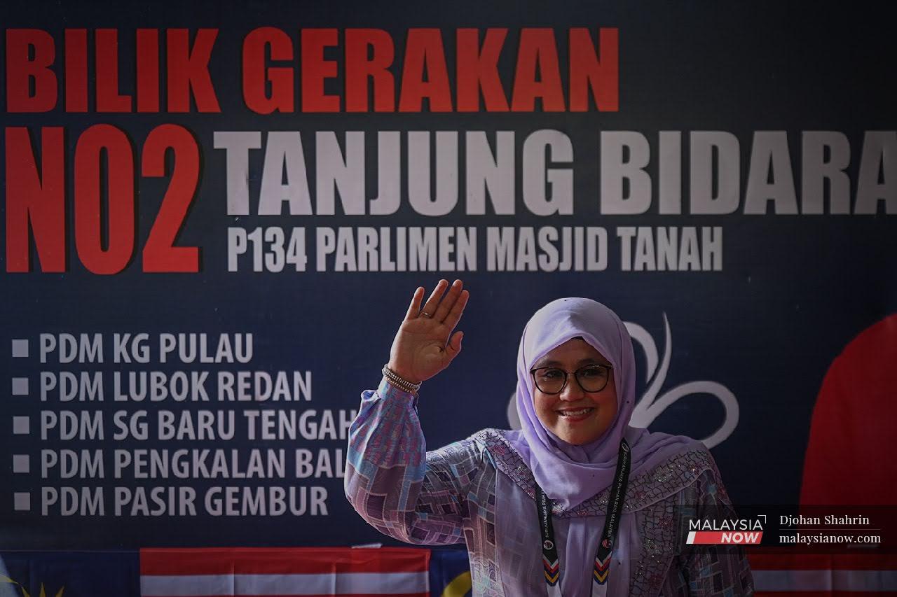 Calon PN, Mas Ermieyati  mengangkat tangan selepas mengadakan sidang media di bilik gerakan selepas penamaan calon bagi DUN Tanjung Bidara.
