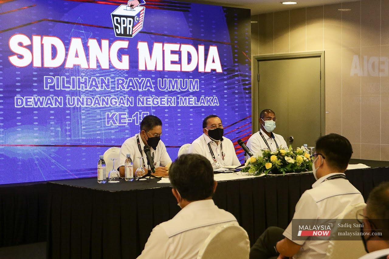 Pengerusi Suruhanjaya Pilihanraya (SPR), Abdul Ghani Salleh bercakap ketika sidang media mengenai Pilihan Raya Negeri Melaka di Menara Persekutuan hari ini.