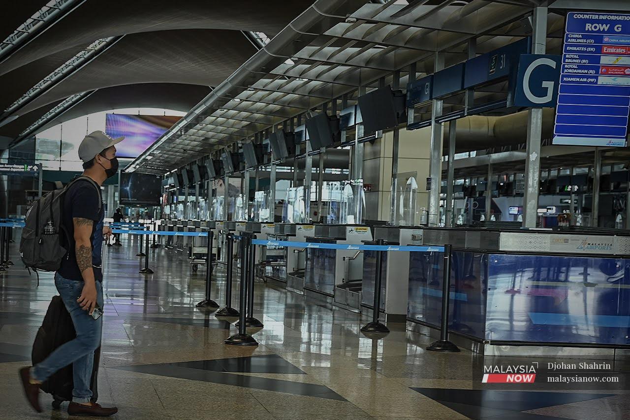Kaunter pendaftaran bagasi yang kelihatan lengang dari kunjungan pelanggan di Lapangan Terbang Antarabangsa Kuala Lumpur di Sepang.