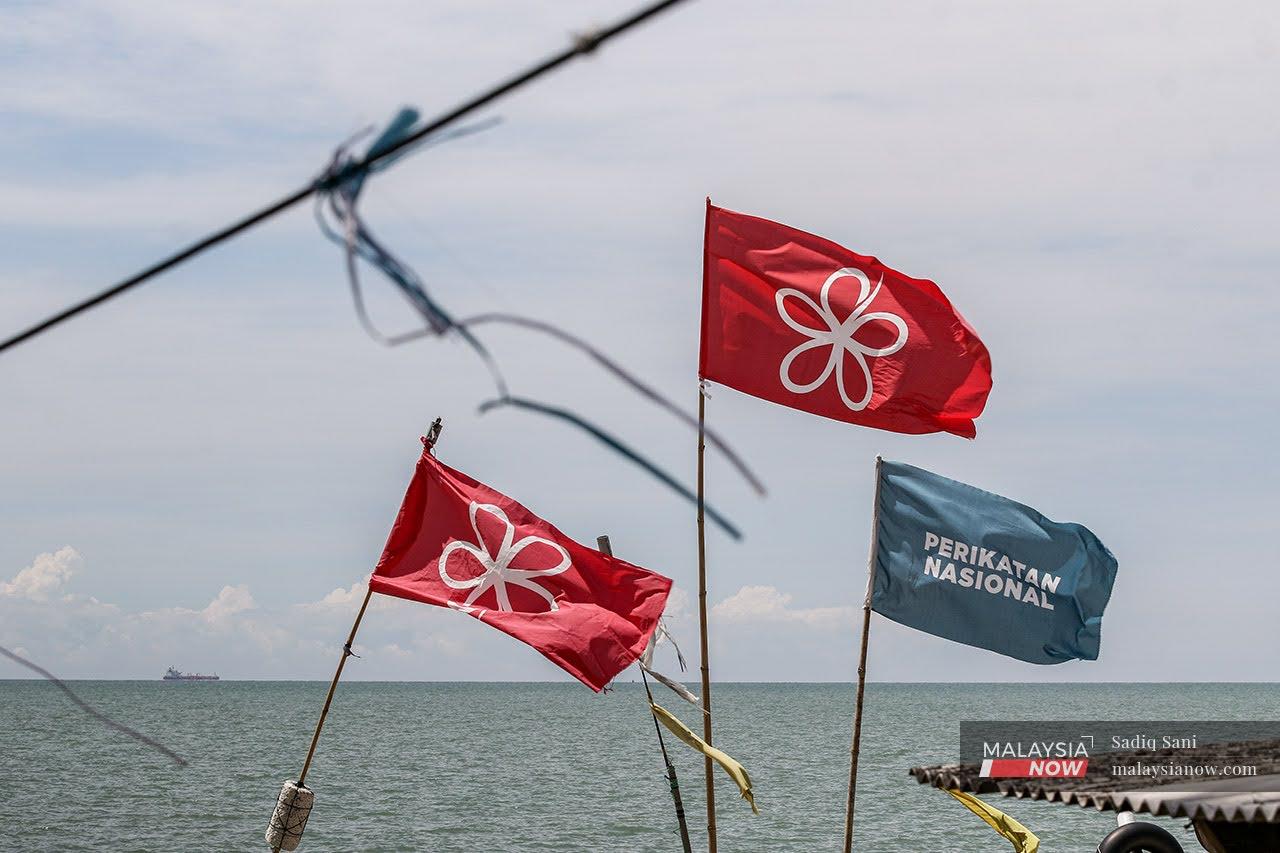 Bendera gabungan Perikatan Nasional dikibarkan di sekitar Tanjung Bidara sebagai sebahagian kempen PRN Melaka.