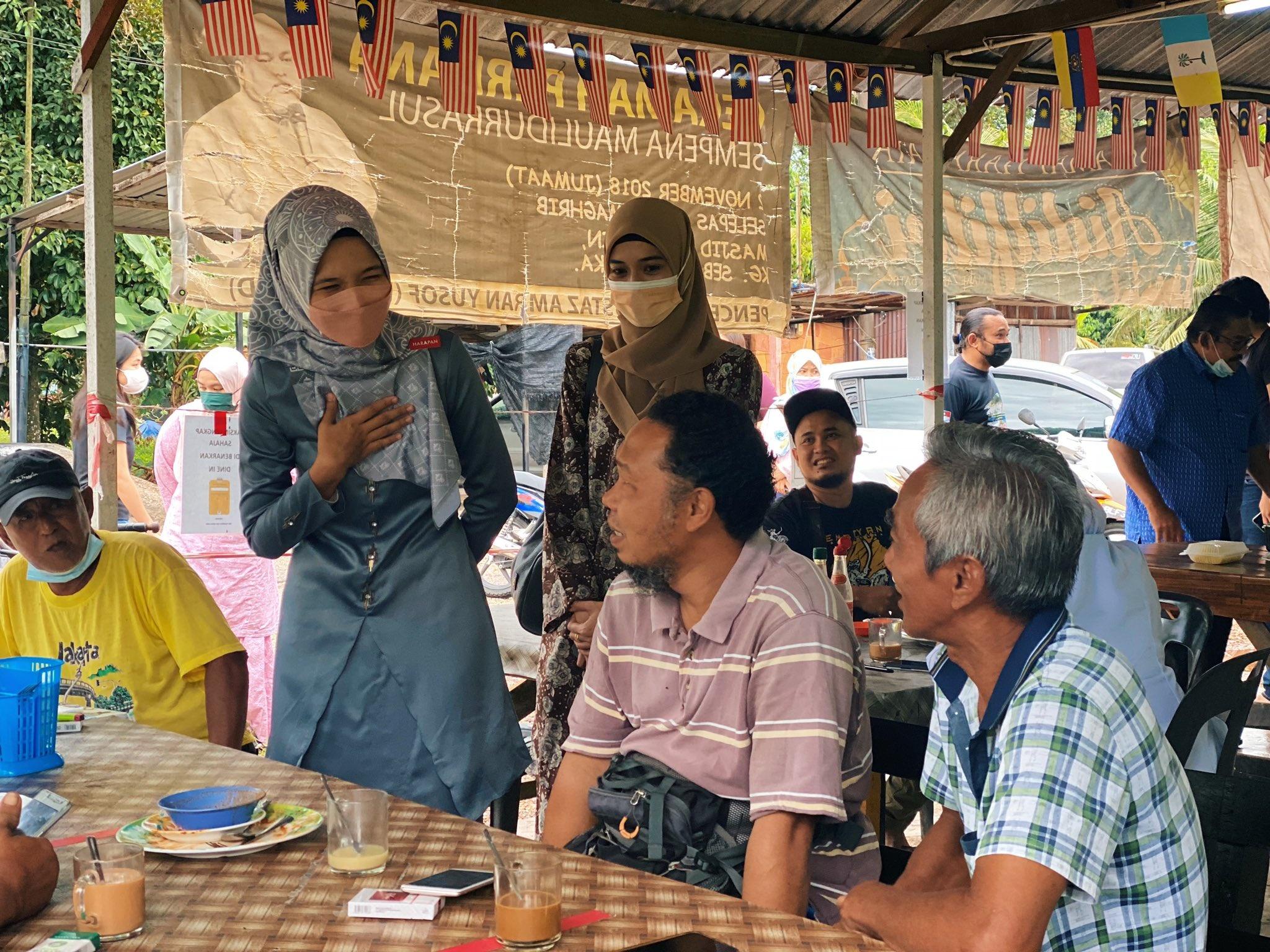 Pelajar UiTM Farzana Hayani yang merupakan calon Pakatan Harapan bagi DUN Sg Rambai menyapa pengundi. Gambar: Facebook