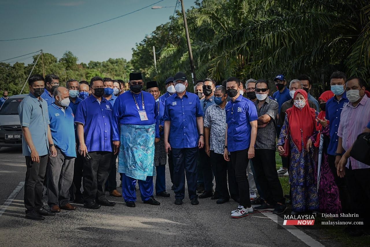 Ab Rauf bersama penyokong Barisan Nasional di dewan penamaan calon bagi Dun Tanjung Bidara ketika hari penamaan calon PRN Melaka di Dewan Japerun, Tanjung Bidara.