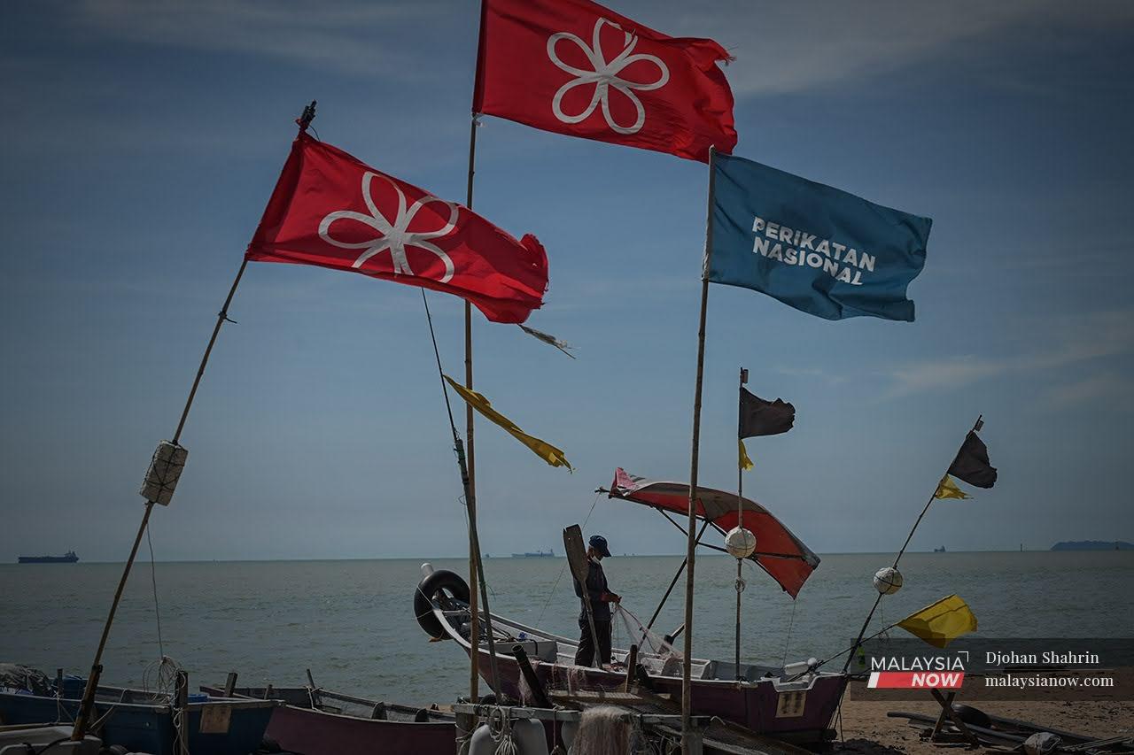 Bendera parti politik mula dikibarkan sebagai sebahagian kempen PRN Melaka yang akan diadakan pada 20 November depan.