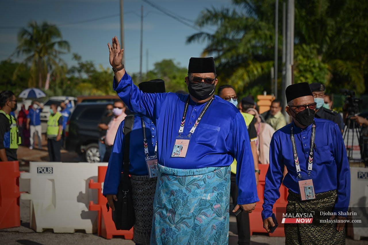 Pengerusi BN Melaka Ab Rauf  melambai tangan semasa mendaftar sebagai calon DUN Tanjung Bidara.