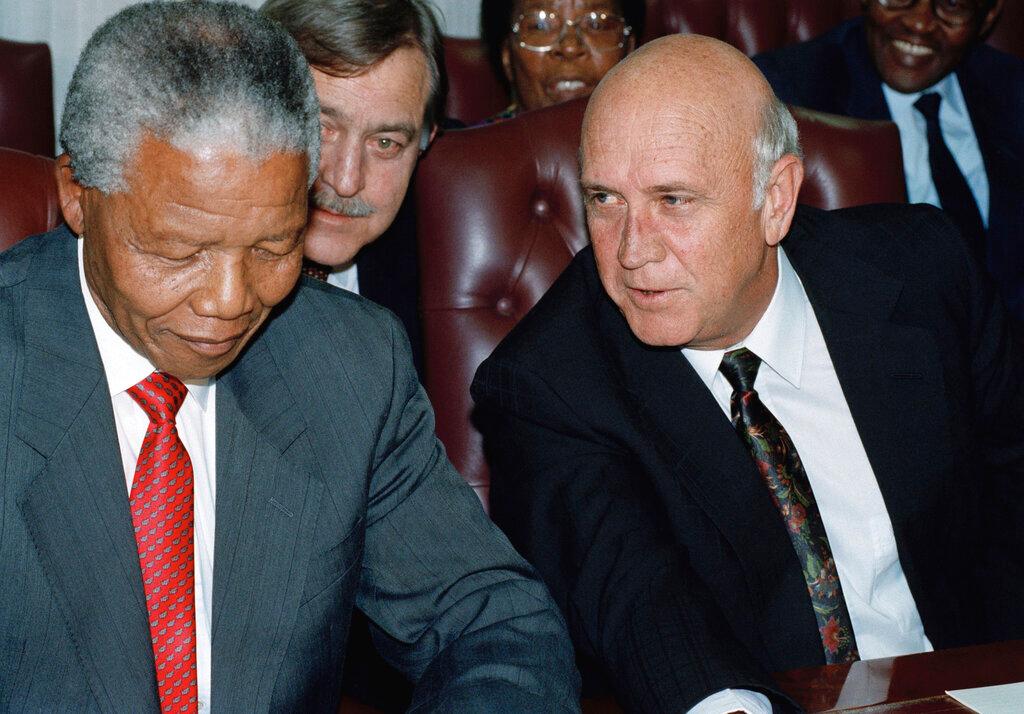 President FW de Klerk (right) has a word with African National Congress president Nelson Mandela, during a meeting in Gaborone, Botswana, Jan 27, 1994. Photo: AP