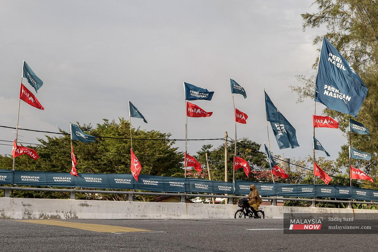 Kibaran bendera yang menghiasi suasana kempen PRN Melaka yang akan diadakan pada 20 November depan.