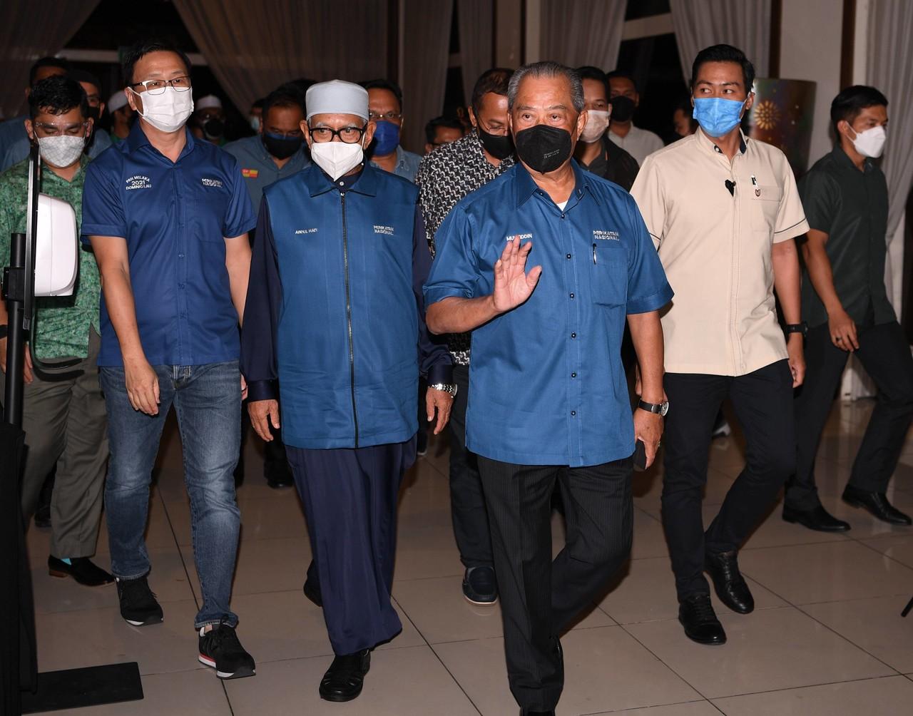 Pengerusi Perikatan Nasional (PN) Muhyiddin Yassin (dua, kanan) merangkap Presiden Bersatu, hadir pada program Pentas Pilihan Raya Negeri Melaka di sebuah hotel semalam.