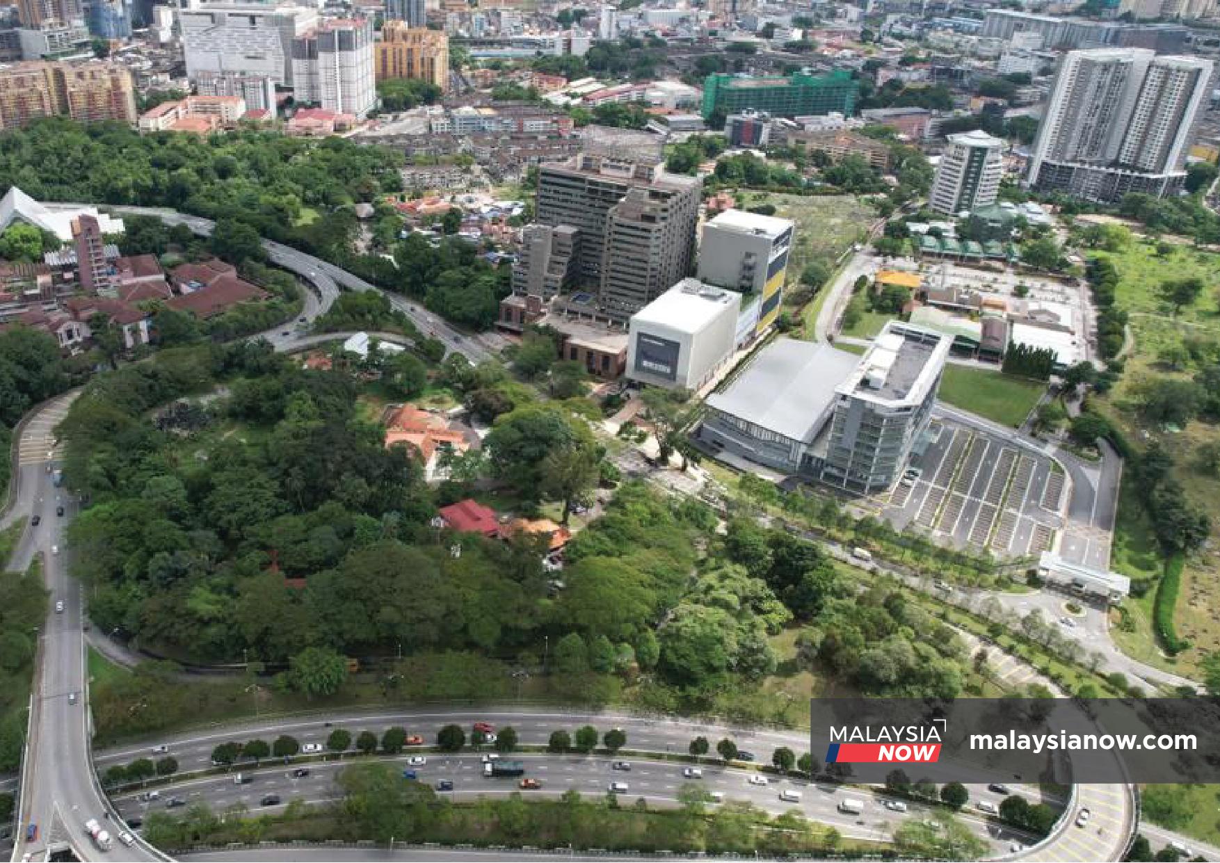 Pemandangan bangunan pencakar langit di Kuala Lumpur menjadi latar suasana Bukit Petaling, di mana sekitar 2.8 ekar tanah dikhususkan untuk pembinaan sebuah rumah untuk bekas perdana menteri Najib Razak yang disabitkan kesalahan rasuah.