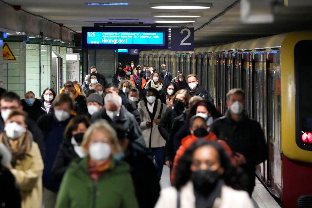 Commuters wear face masks to protect against the coronavirus as they arrive at the public transport station Brandenburger Tor in central Berlin, Germany, Nov 12. Photo: AP