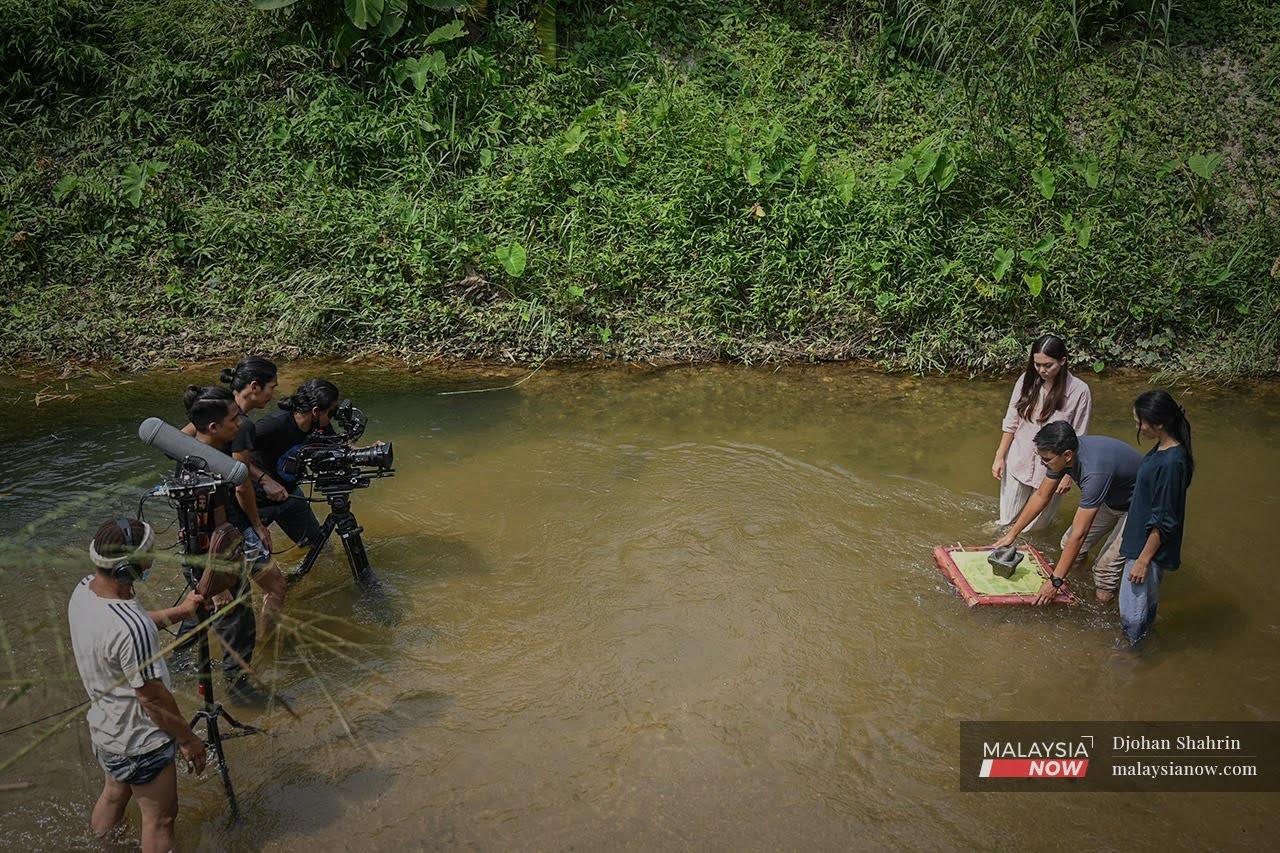 Krew produksi melakukan babak penggambaran sebuah telemovie di Sungai Lui, Kampung Gabai Hulu Langat.