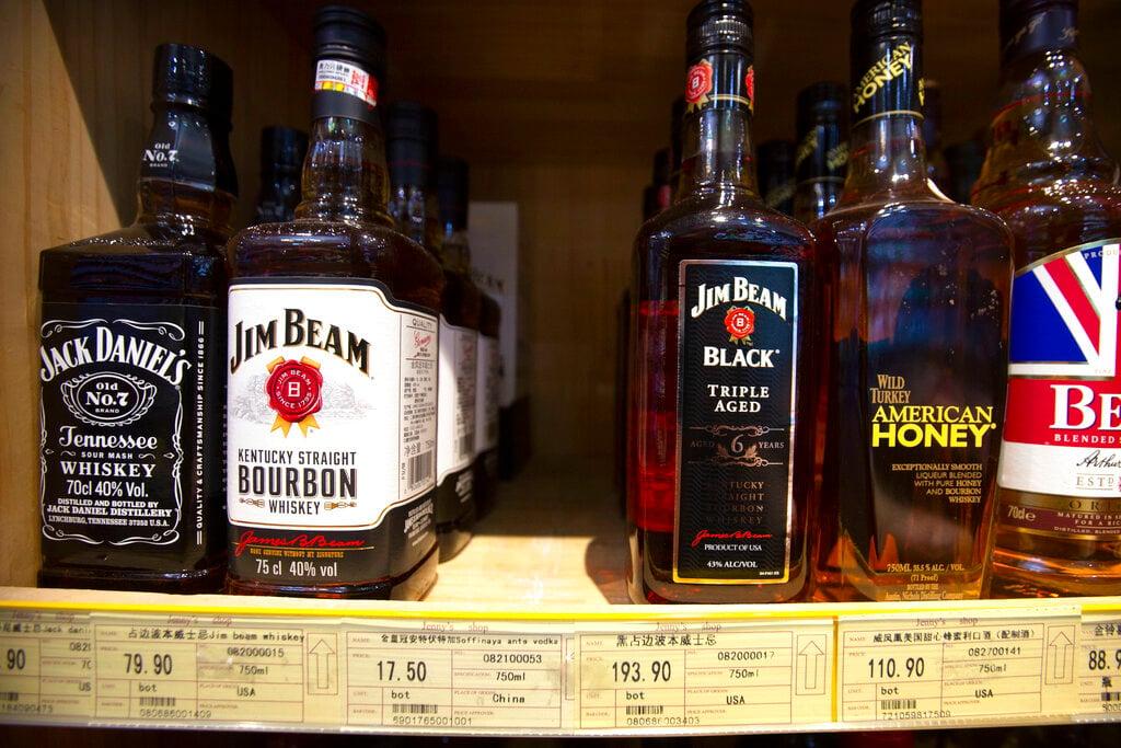 Pakar kesihatan berkata larangan jualan minuman keras  di kedai serbaneka mungkin akan menyebabkan pengguna mencari tempat lain yang tidak sah untuk mendapatkannya. Gambar: AP