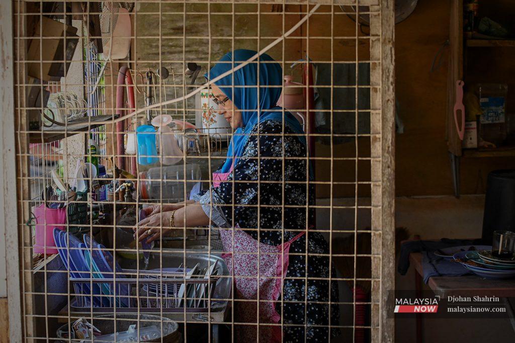 The Selangor health department urges all members of the public to only drink treated or boiled water, practise good self-hygiene, and not to eat raw or uncooked food.