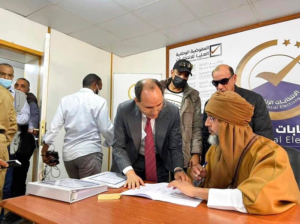 Saif al-Islam (duduk) adalah anak diktator Libya Muammar Gaddafi. Beliau mendaftar sebagai calon presiden dalam pilihan raya yang diadakan bulan depan. Gambar: AP