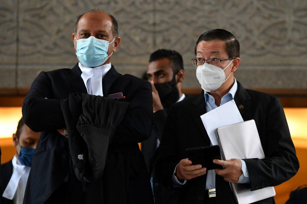 Bekas ketua menteri Pulau Pinang Lim Guan Eng dan peguamnya Gobind Singh Deo. Gambar: Bernama