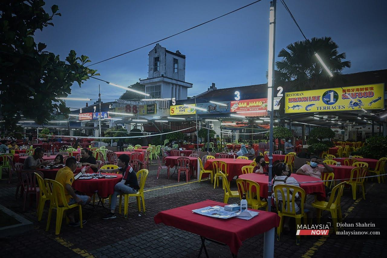 Suasana restoran Dataran Portugis, Melaka mengalami sedikit penurunan jumlah  pelanggan selepas pembukaan semula dari pandemik Covid.